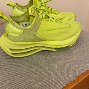 ZOOM DOUBLE STACKED WMNS
"Barely Volt"